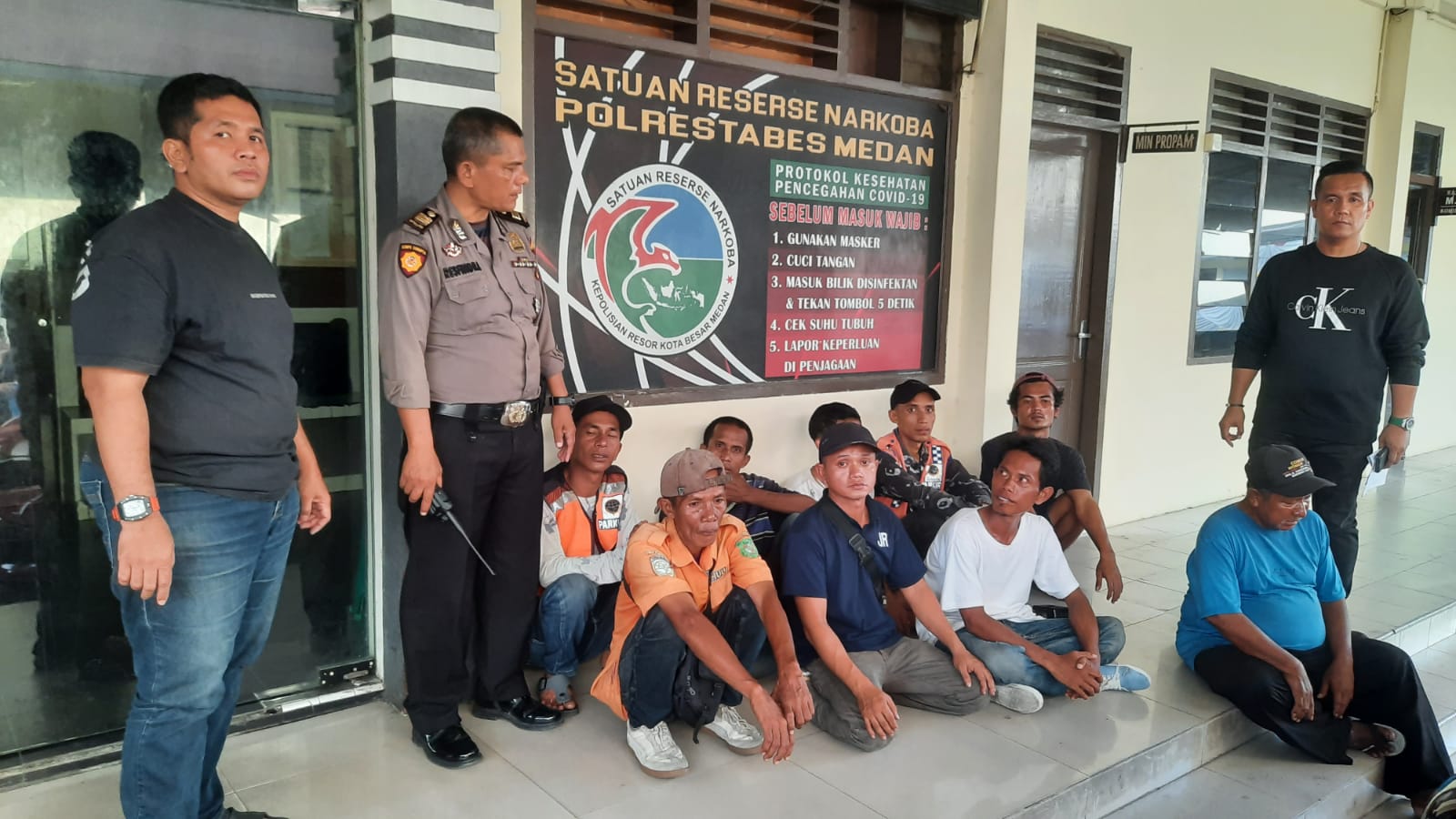 TERTIBKAN: Petugas Dishub Medan dibantu pihak kepolisian menertibkan jukir liar yang melakukan pungli kepada masyarakat.