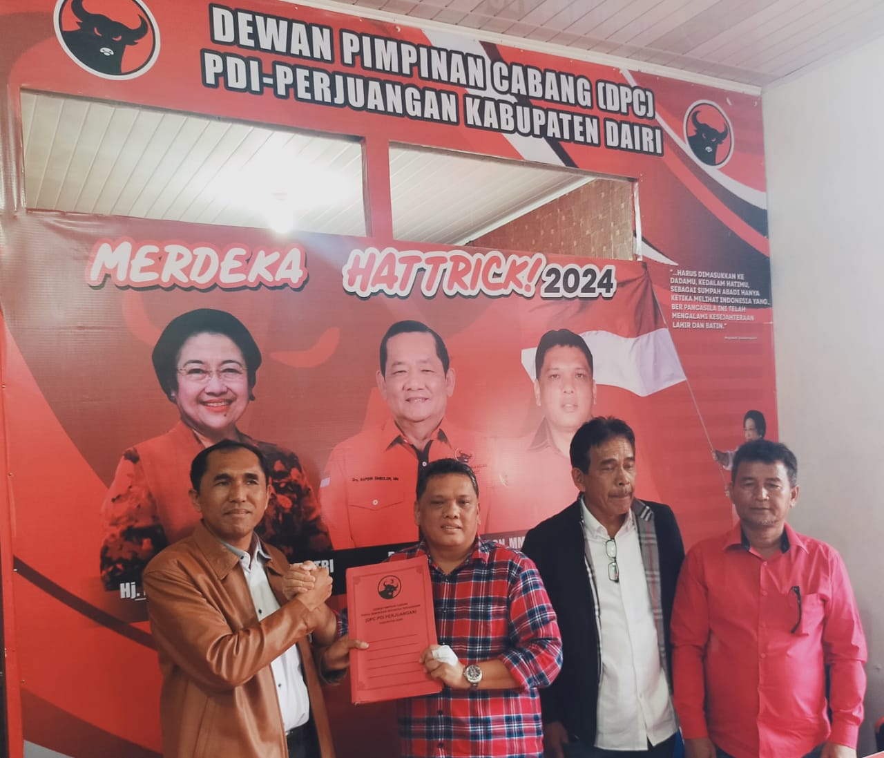 SERAHKAN:  Bacalon Bupati Dairi, Danjor Nababan menyerahkan formulir pendaftaran kepada Ketua DPC PDIP Dairi, Resoalon Lumban Gaol di Kantor PDIP jalan Pandu, Sidikalang, Senin (22/4/2024).