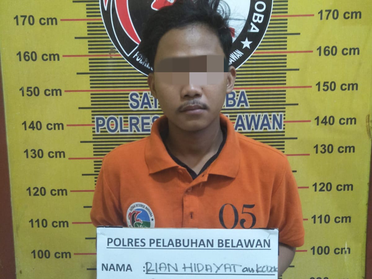 Satuan Narkoba (Sat Narkoba) Polres Pelabuhan Belawan menangkap dua tersangka pengedar narkoba di Jalan Jala, Kelurahan Paya Pasir, Kecamatan Medan Marelan, Jumat (19/04/24) malam.