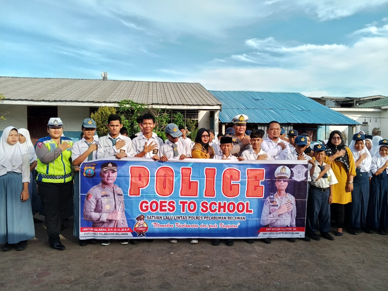 KUNJUNGI: Satuan Lalulintas (Sat Lantas) Polres Pelabuhan Belawan kembali menggelar program "Police Goes to School" dengan mengunjungi SMP dan SMA Swasta Nurani, Belawan, Senin, (22/04/2024).