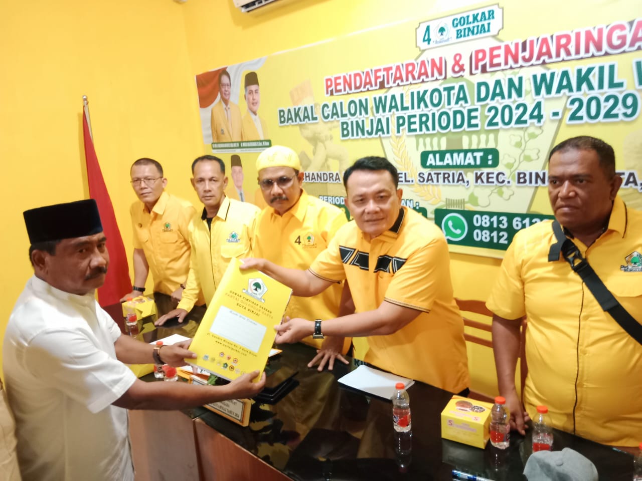 DAFTAR: Wali Kota Binjai, Amir Hamzah (kiri) saat menyerahkan berkas pendaftaran yang diserahkan kepada Ketua DPD Partai Golkar Binjai, H Noor Sri Syah Alam Putra