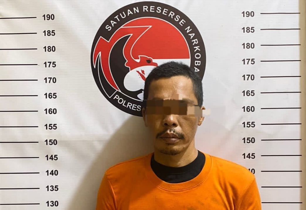 DIAMANKAN: Tersangka pengedar sabu saat diamankan di Polres Labuhanbatu.
