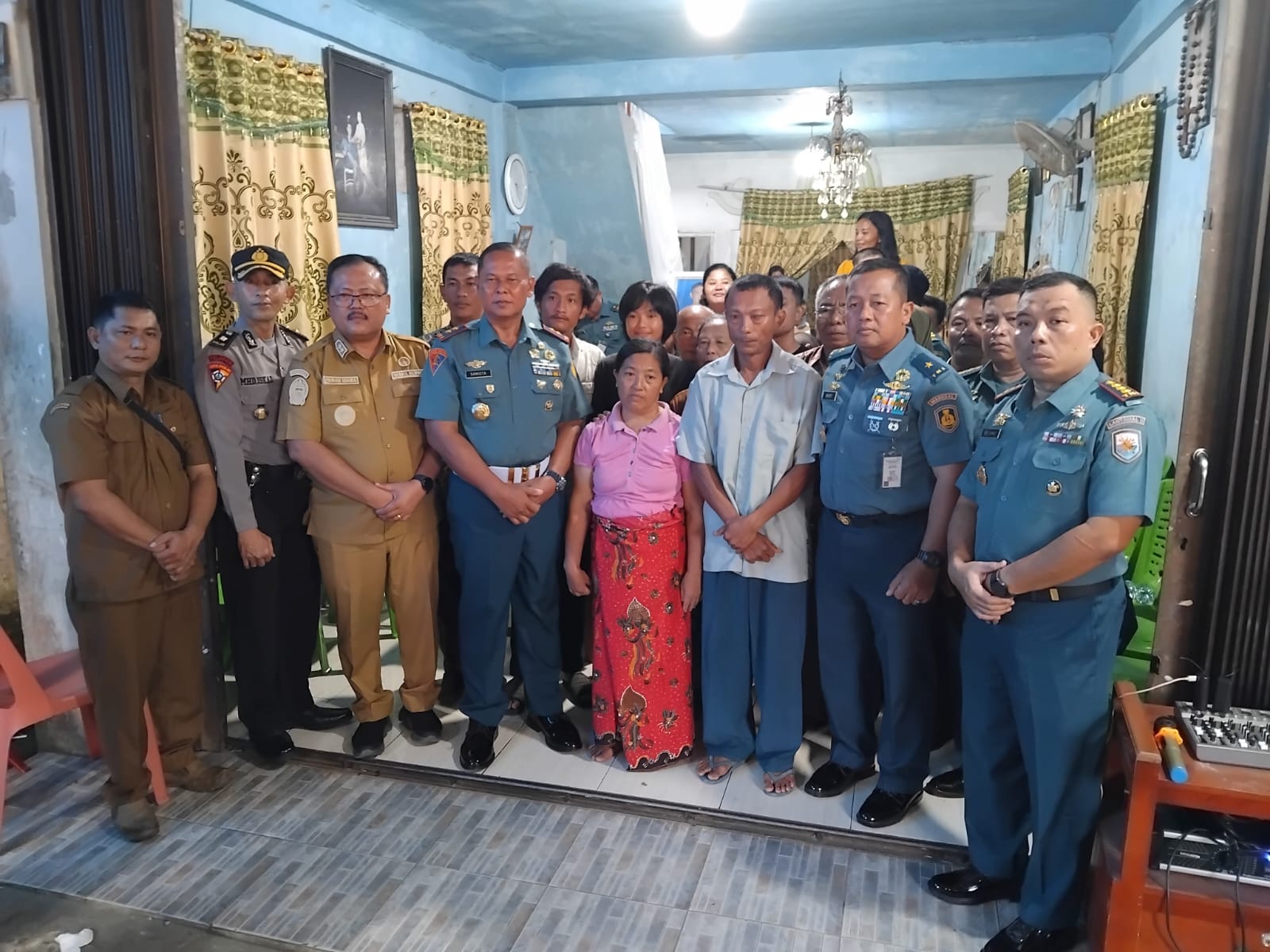 DIABADIKAN: Danpuspomal, Laksamana Muda TNI Samista, S.H dan Kadisbintal, Brigjen TNI (Mar) Sandy Muchjidin Latief, S.IP, mengabadikan dengan berfoto bersama orang tua almarhum.