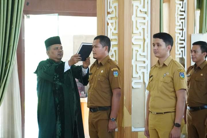 SUMPAH: Pj Wali Kota Tebingtinggi Syarmadani ketika melakukan pengambilan sumpah janji sebanyak 232 CPNS menjadi PNS di lingkungan Pemko Tebingtinggi.