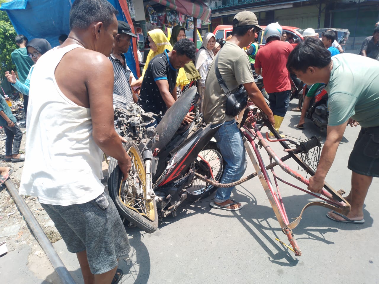 DITABRAK: Seorang pengemudi becak bermotor ditabrak Kereta Api saat sedang melintas di Jalan Sumatera/Jalan Jawan, Kelurahan Belawan I, Kecamatan Medan Belawan, Selasa (23/04/2024).