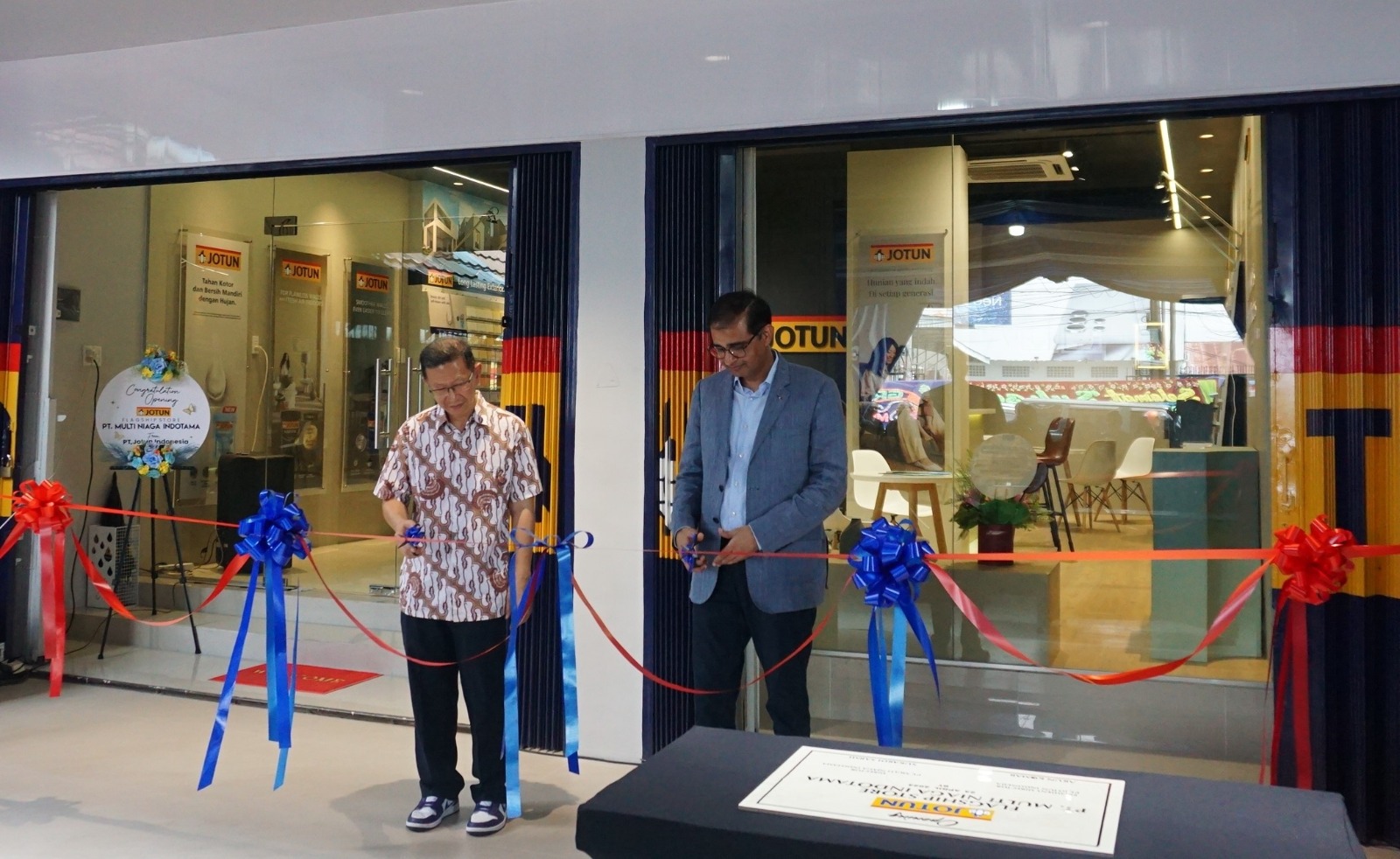 RESMIKAN: President Director Jotun Indonesia Arun Kumar (kiri) dan pemilik PT Multi Niaga Indotama Sukardi meresmikan flagship store pertama di Indonesia, Jalan Gatot Subroto, Kota Medan. dok. pribadi