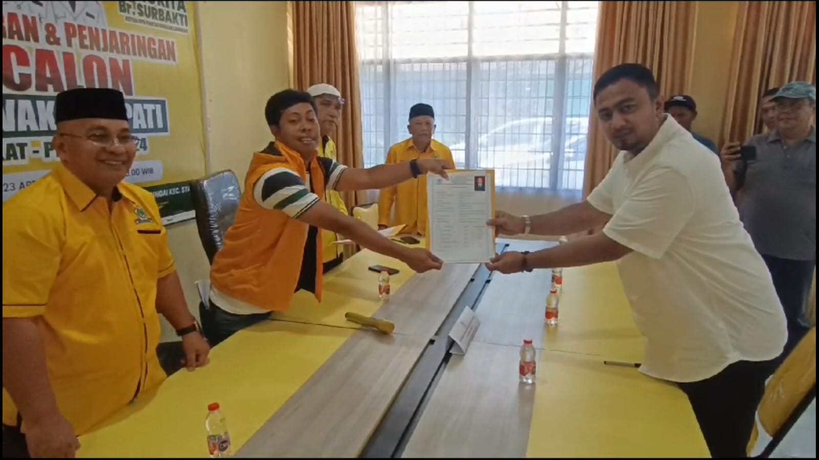 KEMBALIKAN: H Rizky Yunanda Sitepu (kanan) saat mengembalikan berkas Bacalon Bupati Langkat ke Partai Golkar.Teddy Akbari/Sumut Pos.