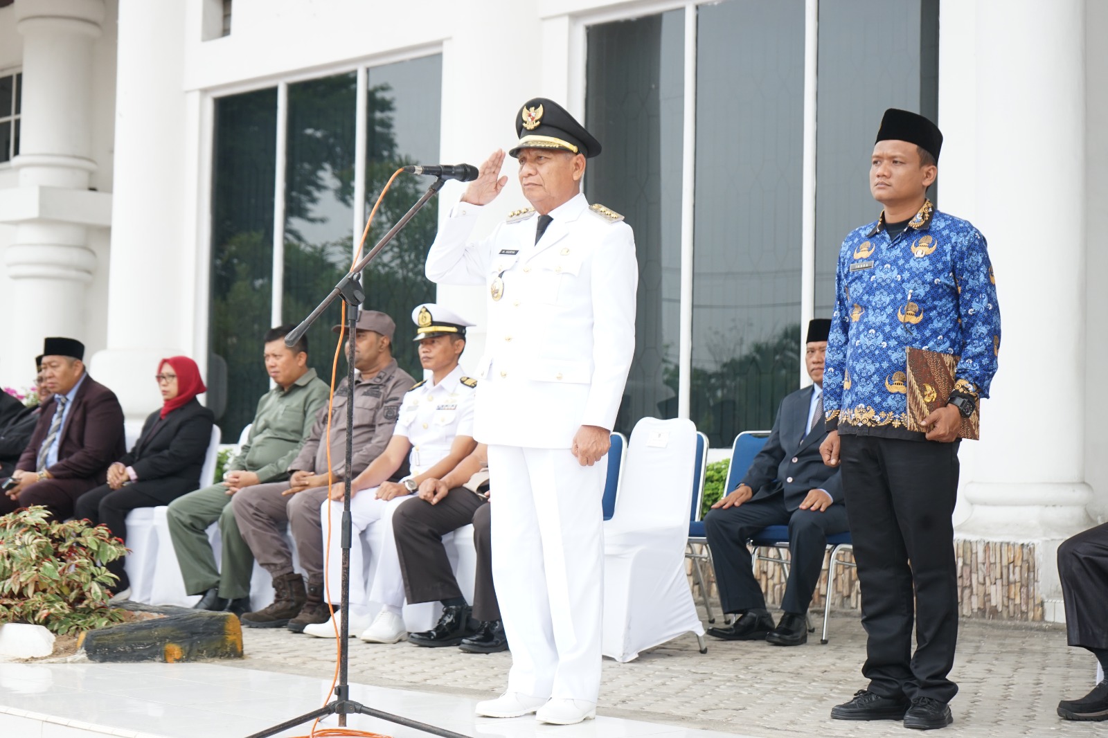 PIMPIN: Bupati Asahan Surya saat memimpin upacara otonomi daerah, Kamis (25/4).(foto/ist).