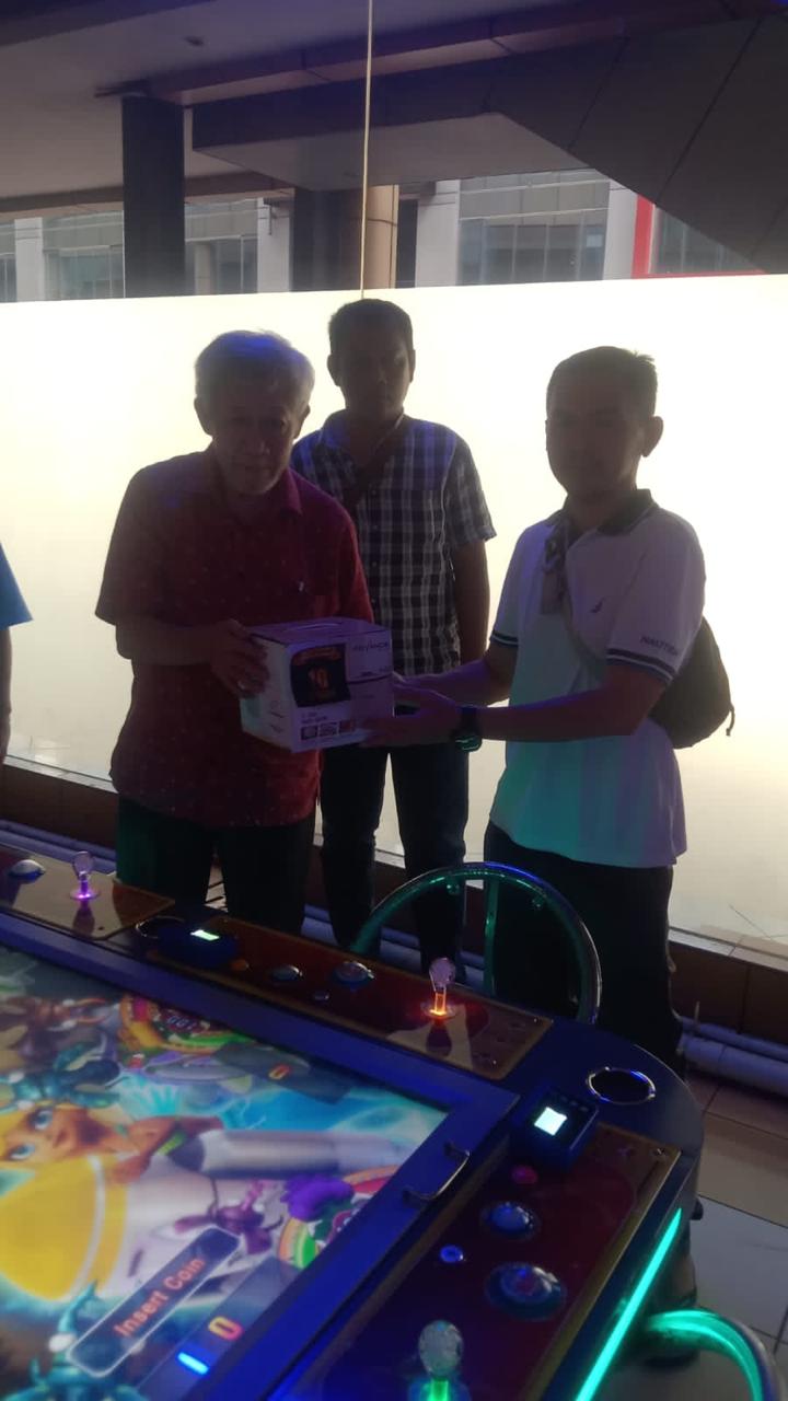 HADIAH: Pengunjung mendapat hadiah karena menang bermain games ketangkasan di Yang Lim Plaza.