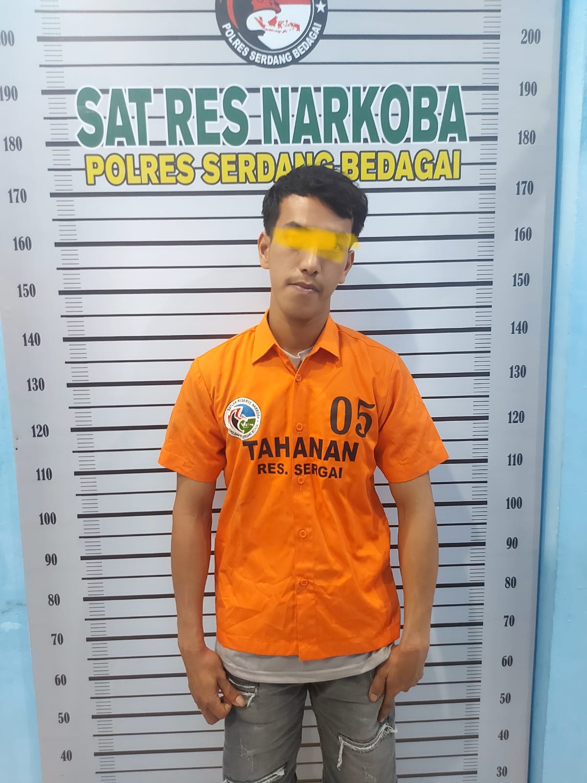 DIAMANKAN: Tersangka saat diamankan di Satres Narkoba Polres Sergai