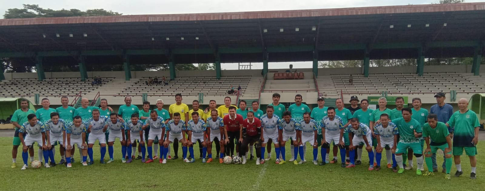 BERSAMA: Para pemain PS Pemko Medan (bawah) bersama mantan PSMS sebelum melakukan pertandingan persahabatan di Stadion Mini USU. (PS Pemko Medan)