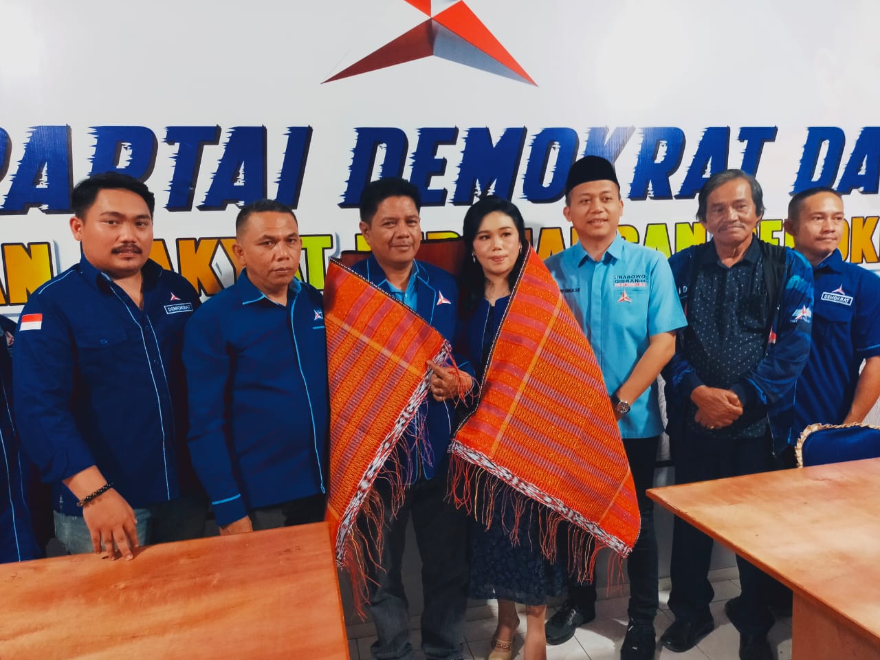 DIABADIKAN. Halim Lumbanbatu didampingi istri, Ratna Sihombing diabadikan bersama Ketua DPC Partai Demokrat Dairi, Wanseptember Situmorang  Kamis (25/4/2024).RUDY SITANGGANG.