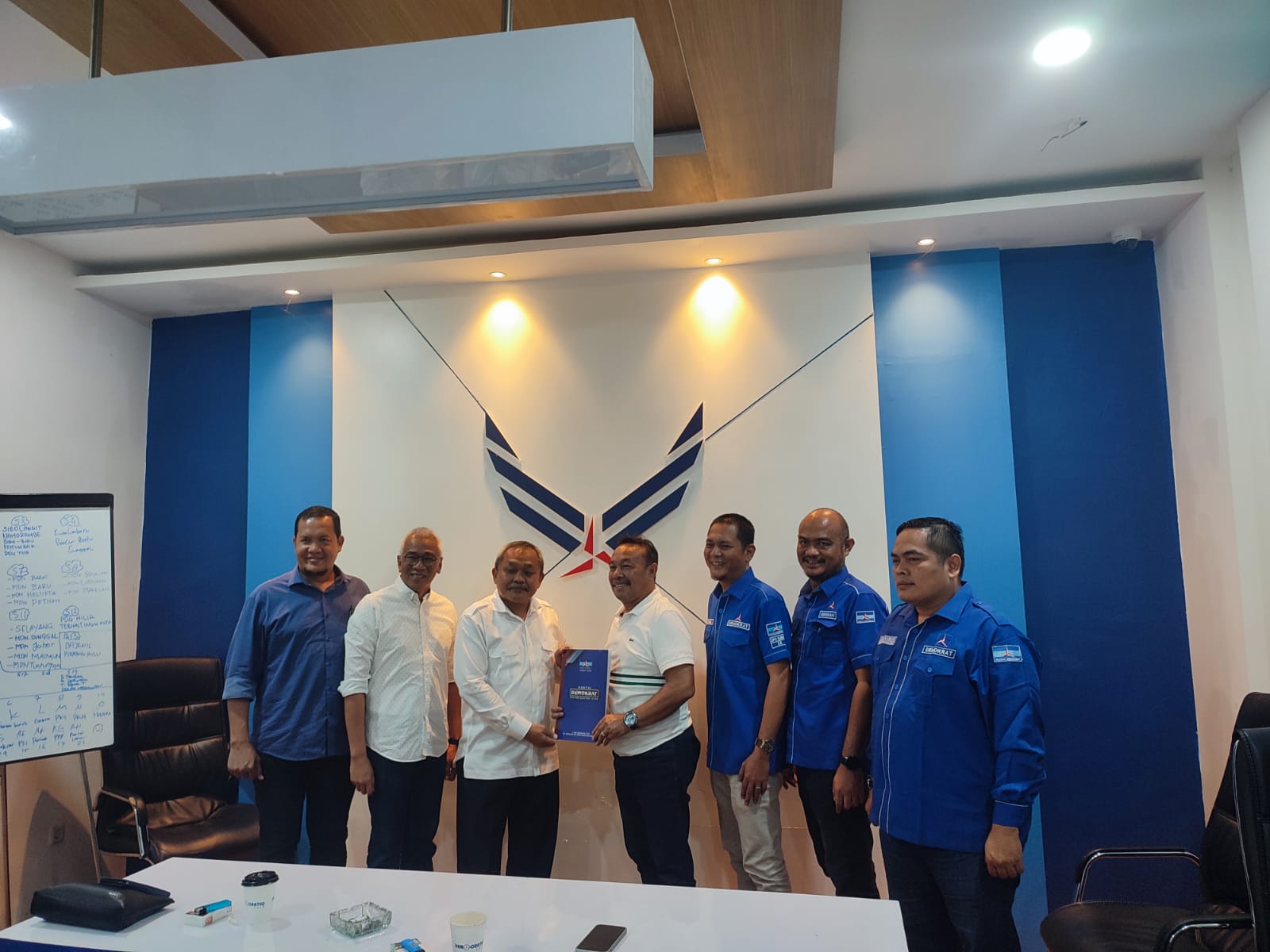 AMBIL FORMULIR: Tim Pemenangan Edy Rahmayadi saat mengambil formulir pendaftaran Cagub Sumut, di Kantor DPD Demokrat Sumut.(ist/SUMUT POS)