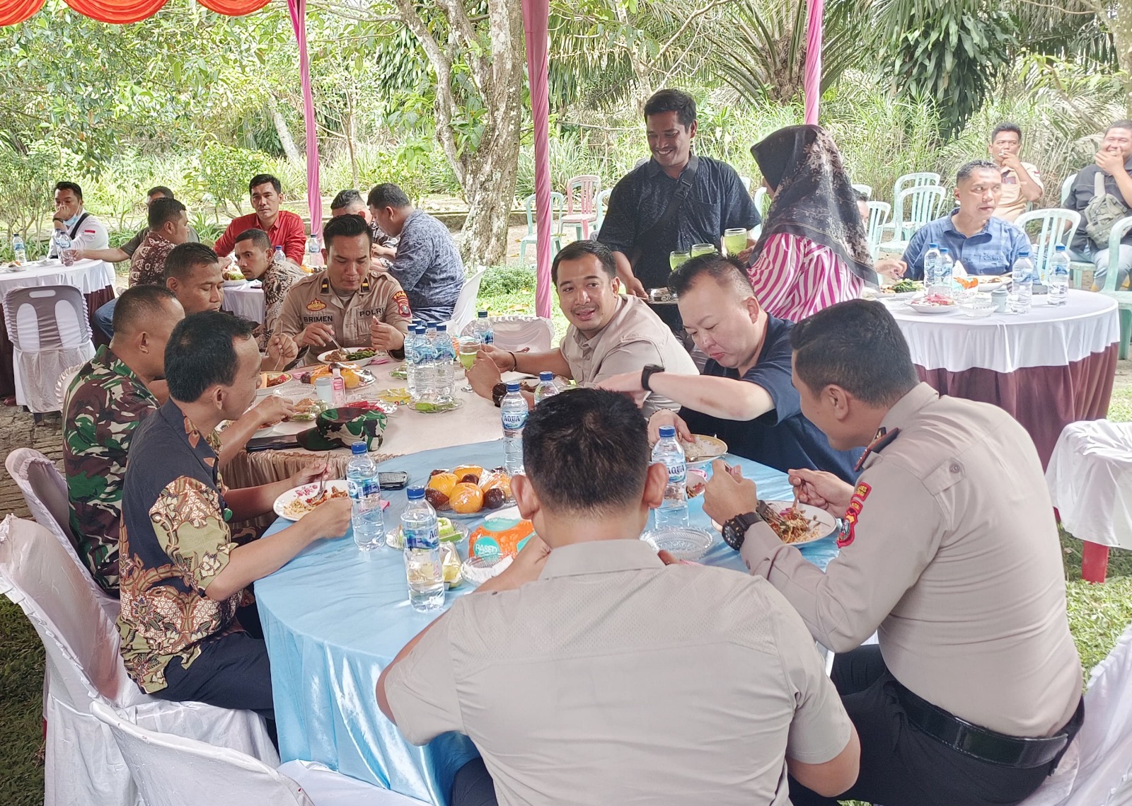 Kapolsek Kotarih Iptu Mula Purba SHi MH didampingi Wakapolsek Ipda Brimen SH MH, bersama Danramil 19/Bangun Purba Kapten Inf Warsito dan Camat Silinda Budiaman Damanik menyambut Caleg DPR RI terpilih