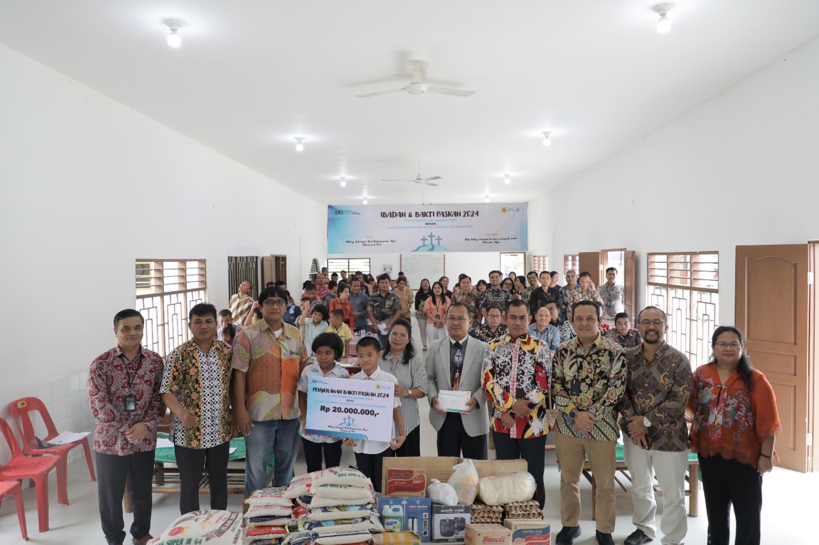 General Manager PLN UID Sumatera utara Saleh Siswanto (empat dari kanan) menyerahkan bantuan sembako, peralatan elektronik dan santunan kepada Direktur YAPENTRA Pdt. Linti Dongoran (lima dari kanan)