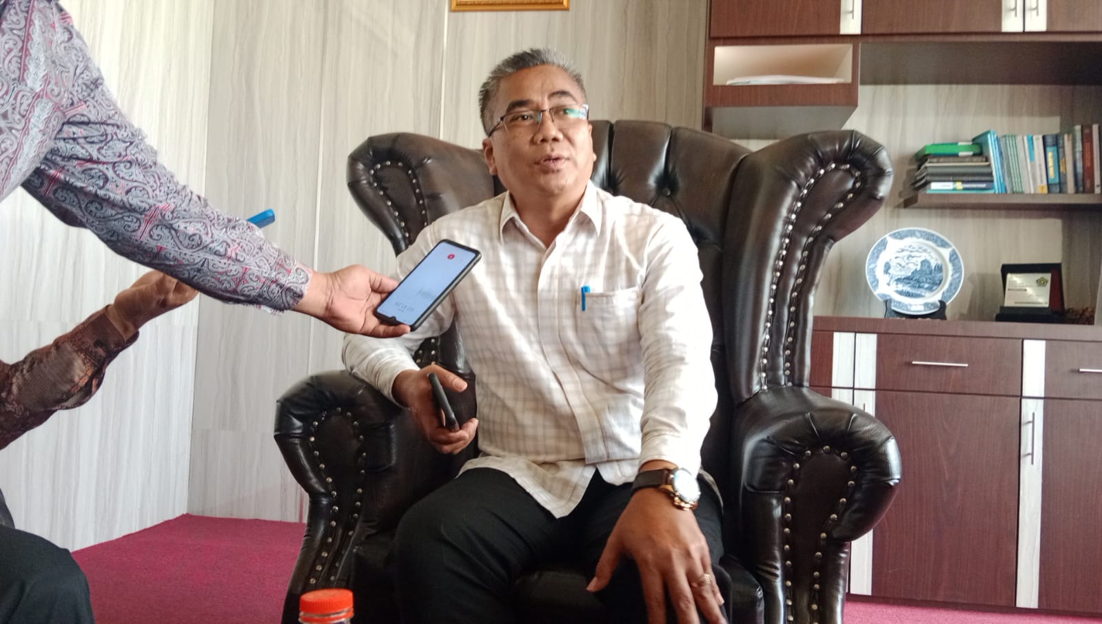Kepala UPT Asrama Haji Medan, H Ramlan Sudarto, di wawancarai terkait kesiapan penerimaan CJH Sumut, Jumat (26/4). (Gusman Harahap/Sumut Pos)