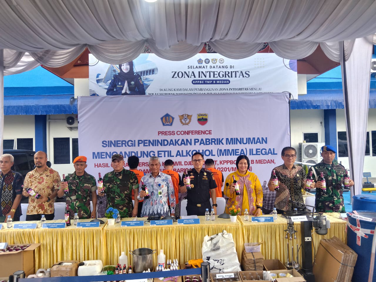 Kepala Bea Cukai Medan, Wawan Darmawan saat melakukan Press Conference di Halaman Kantor Pengawasan dan Pelayanan Bea dan Cukai (KPPBC) Tipe Madya Pabean B Medan, Jumat (26/4/2024). Foto: Ikhsan/Sumut