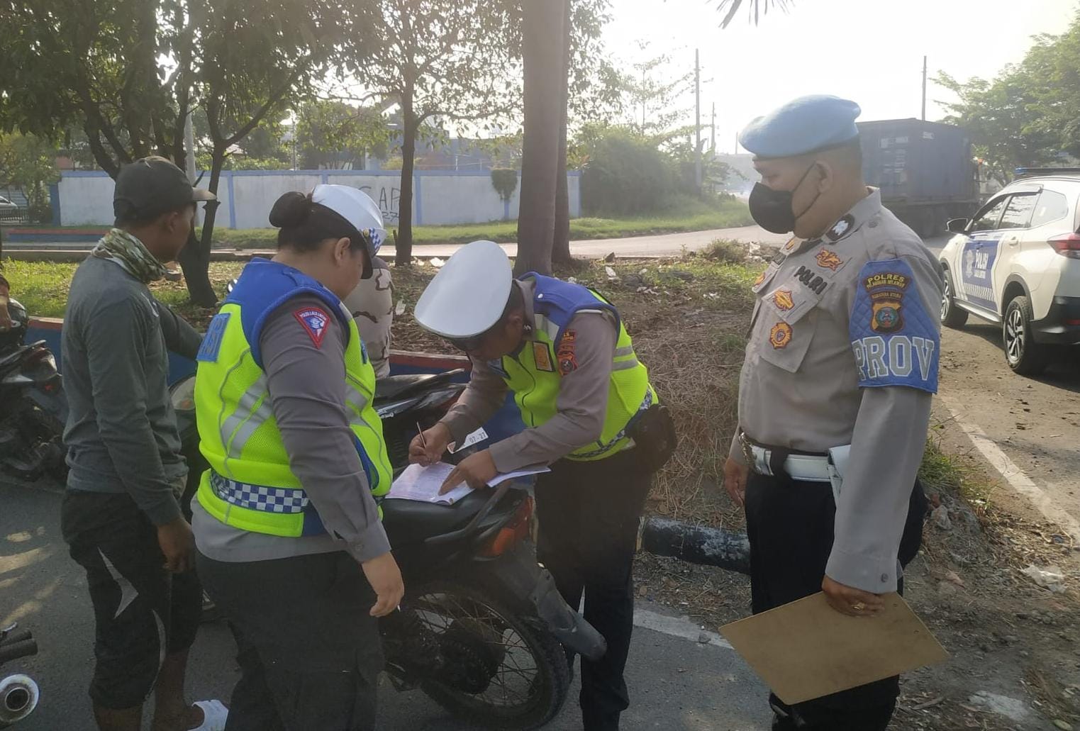 Sat Lantas Polres Pelabuhan Belawan melakukan razia rutin di Jalan Raya Pelabuhan Belawan, tepatnya di Bundaran Gate II Pelabuhan Belawan, Jumat (26/04/2024). FOTO: Ikhsan/Sumut Pos