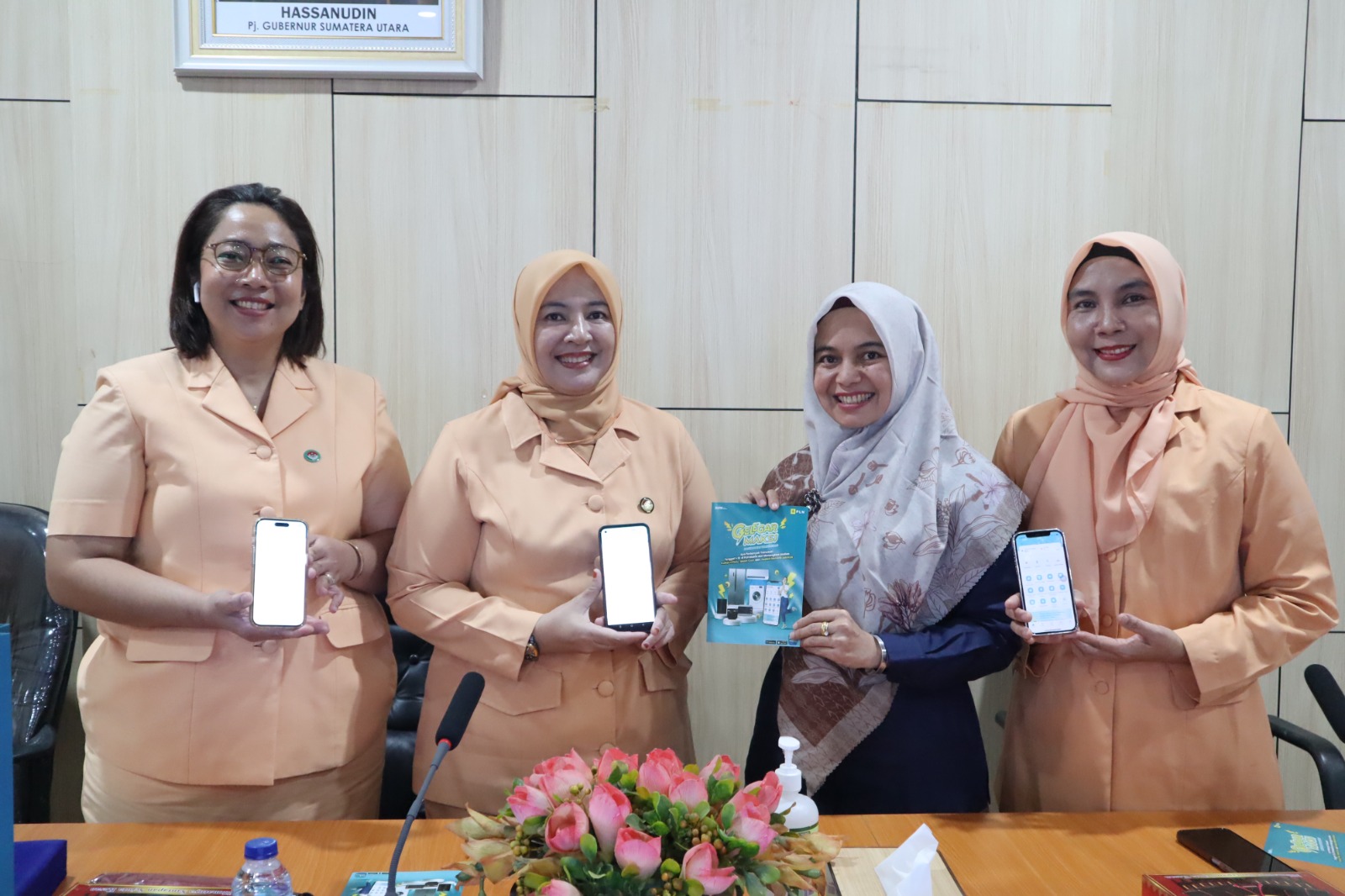 Foto bersama: Ketua DWP Dinas PPSDM Provinsi Sumatera Utara Ny. M. Simatupang (dua dari kiri) beserta jajaran dan Assistan Manager Niaga dan Pemasaran Emmy Robiah (dua dari kanan).