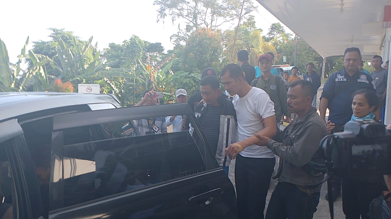 DIAMANKAN: SZ, tersangka penganiayaan korban, Yaredi Ndruru, saat diamankan personel Polres Nisel, Jumat (26/4). (Istimewa)