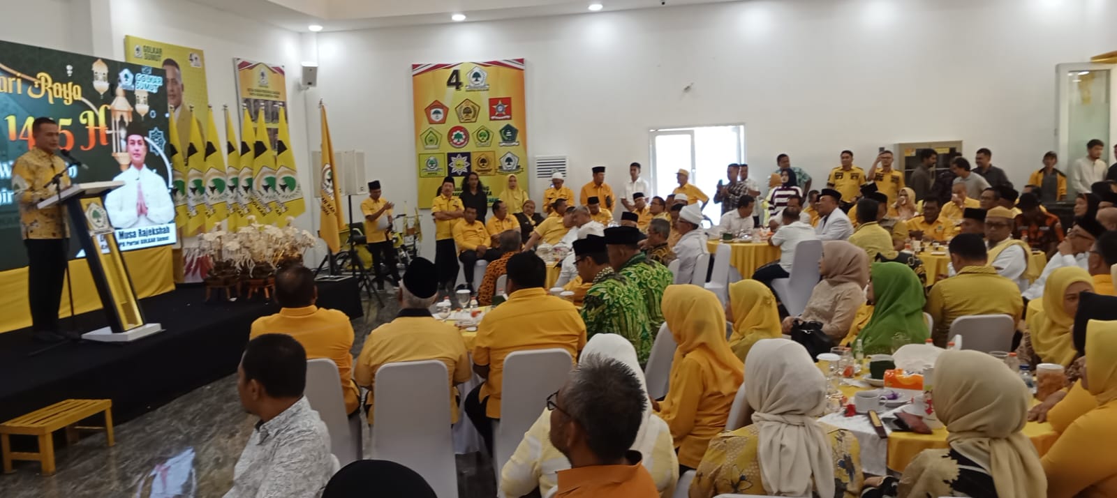 HALAL BIHALAL: H Musa Rajekshah menyampaikan sambutan pada acara halal bihalal Partai Golkar Sumut, Sabtu (27/4).DEDDI MULIA PURBA/SUMUT POS.