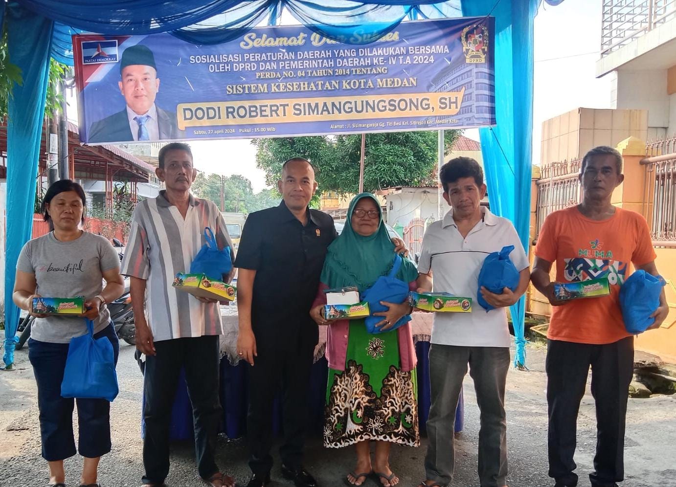 Anggota DPRD Medan Dodi Robert Simangunsong (tiga kiri), foto bersama warga usai kegiatan sosialisasi peraturan daerah (Perda) Kota Medan, Sabtu (27/4/2024).