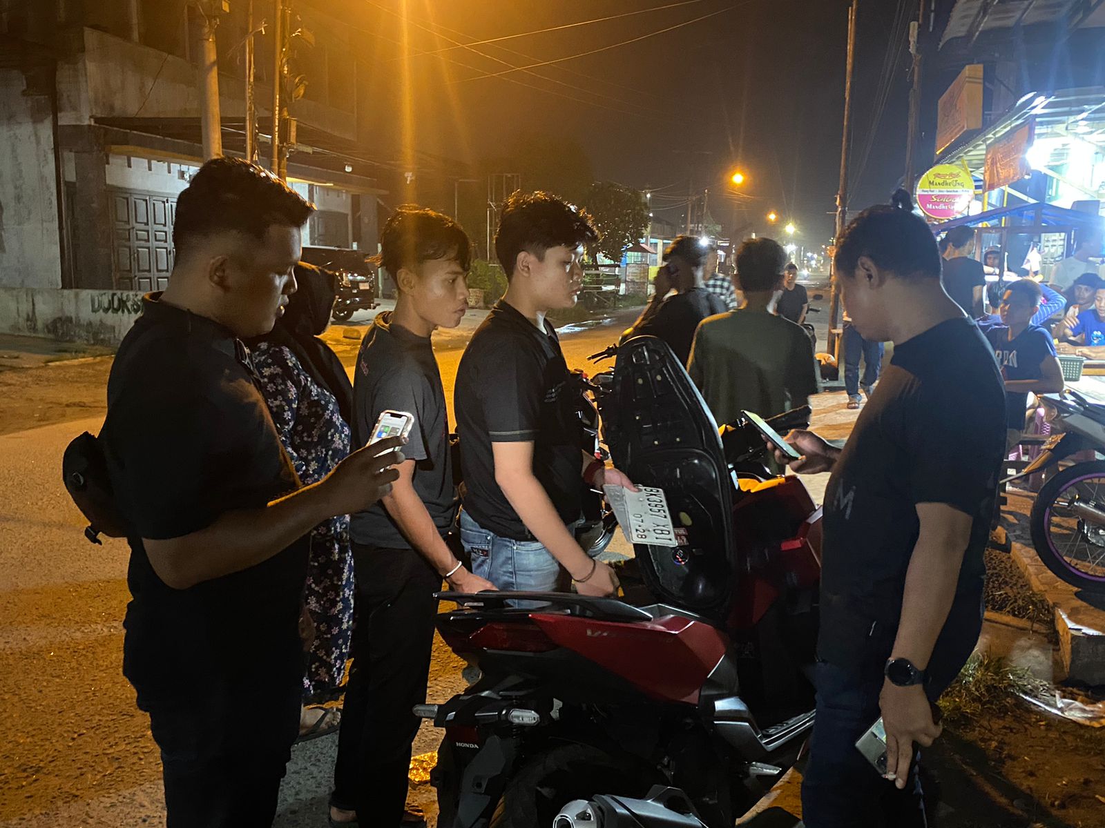Polres Pelabuhan Belawan mengamankan dua remaja yang diduga sebagai anggota genk motor di Pasar 9 Desa Manunggal, Kecamatan Labuhan Deli, Sabtu (27/4/2024). (Istimewa)