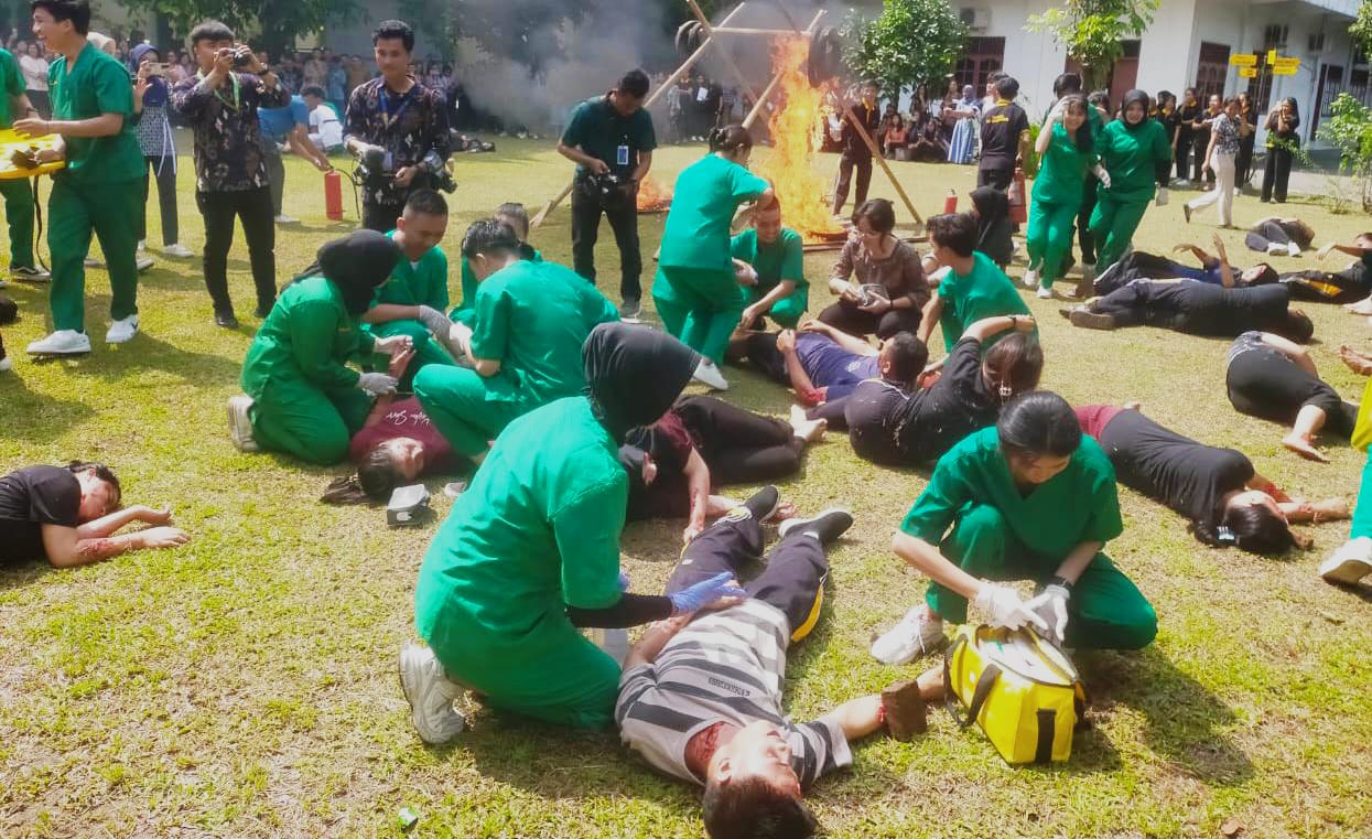 KESIAPSIAGAAN: Simulasi penanganan bencana gempa dan kebakaran di USM Indonesia, Jumat (26/4).ISTIMEWA.