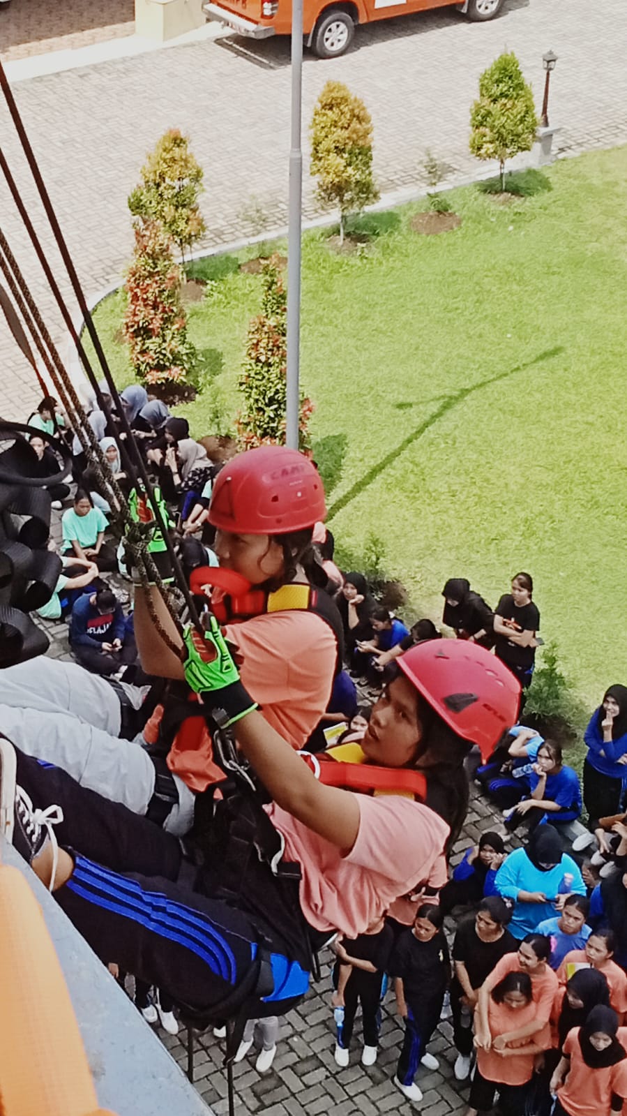 SIMULASI: Dua mahasiswi STIKes Mitra Husada Medan mengikuti simulasi penanganan bencana, Jumat (26/4).DEDDI MULIA PURBA/SUMUT POS.