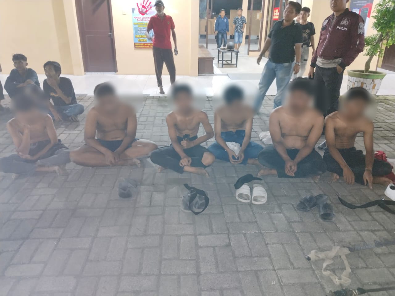 keenam anggota geng motor kodrat  yang diamankan Polsek Perbaungan. (Fadli )