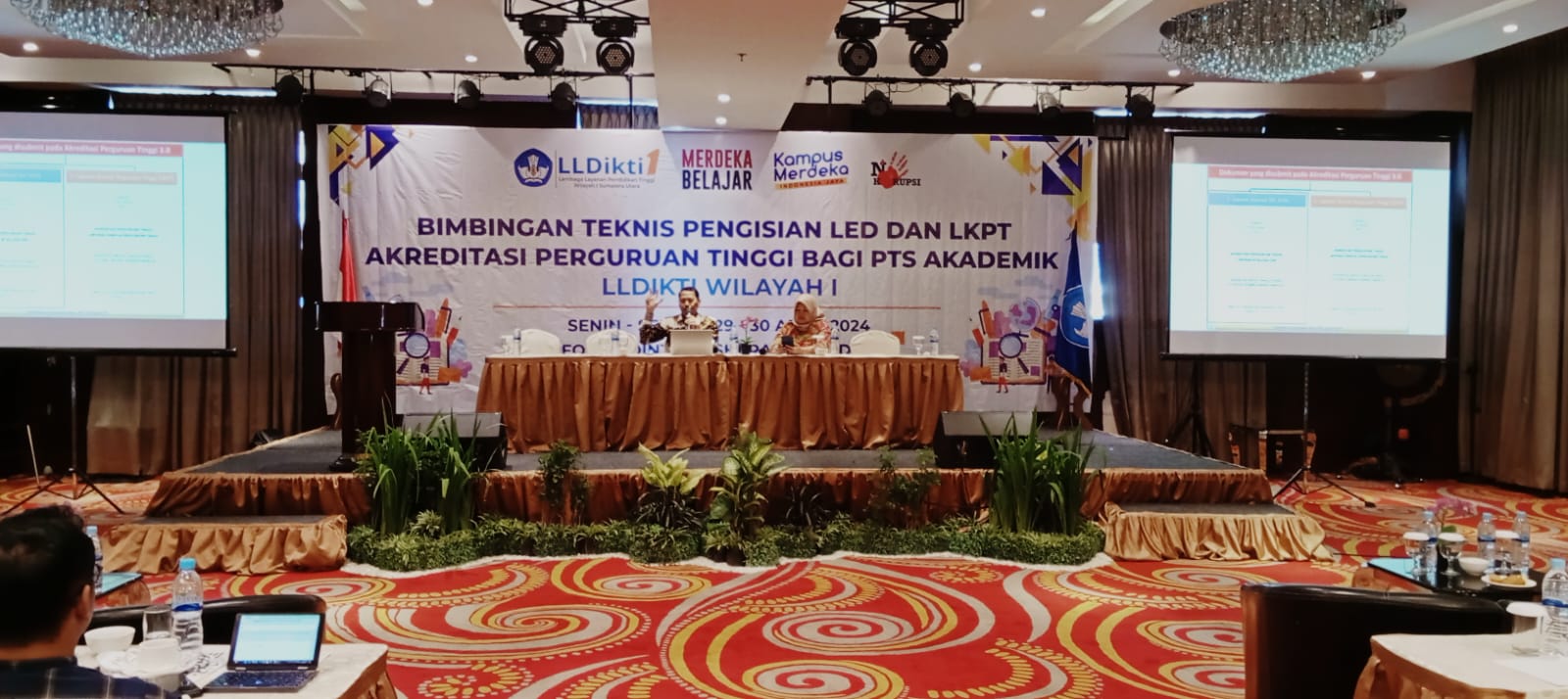 AKREDITASI: Dr Lisyanto MSi (Unimed) dan Dra Faizah Bt Johan MSi (LLDikti Sumut) pada Bimbingan Teknis Pengisian LED dan LKPT Akreditasi Perguruan Tinggi di Hotel Four Point Medan, Senin (29/4).