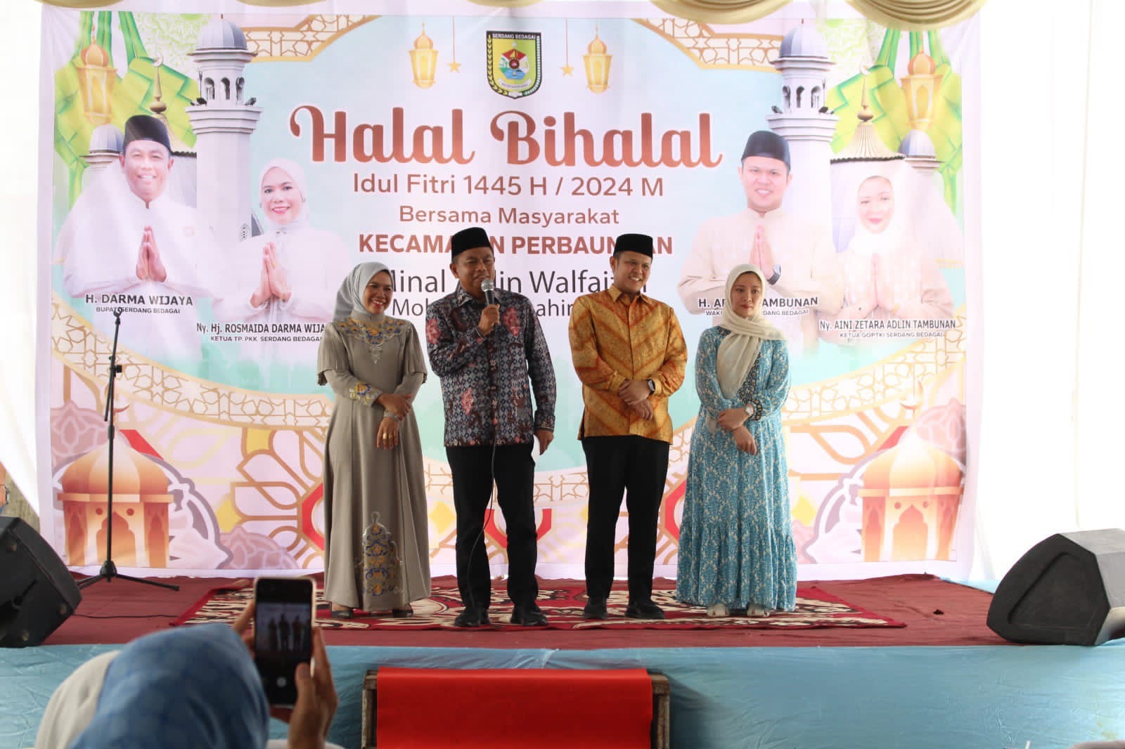Bupati Sergai Darma Wijaya didampingi Wakil Bupati Adlin Tambunan saat safari halalbihalal di Kecamatan Perbaungan . Foto: Fadly