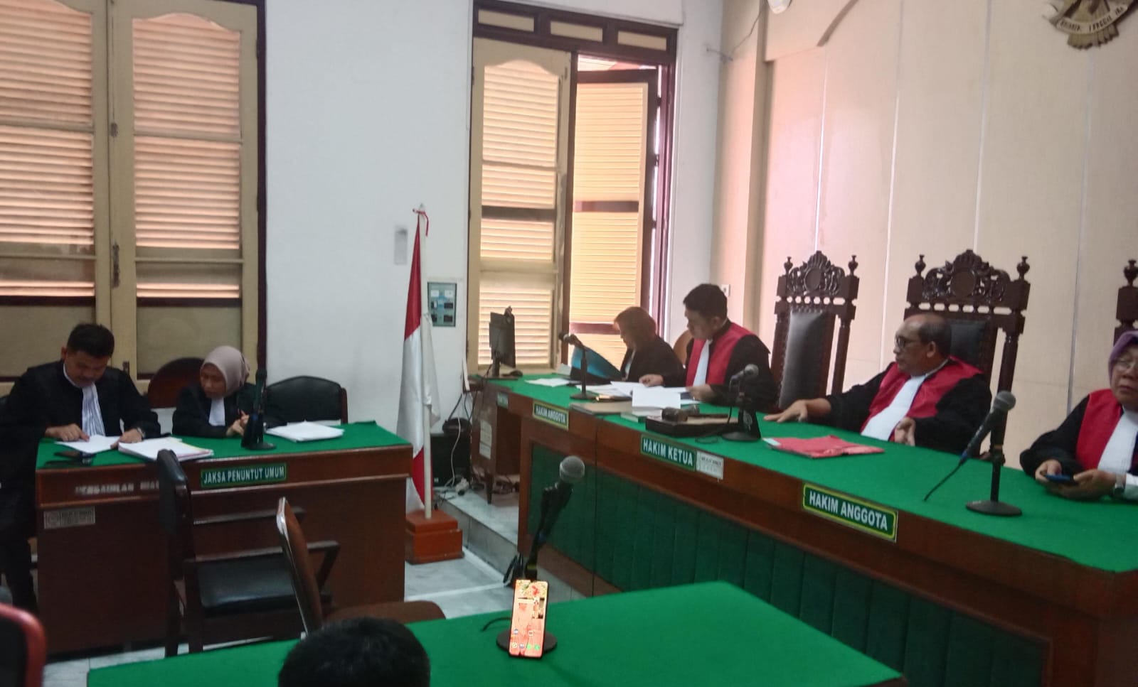 JPU membacakan tuntutan terhadap 6 terdakwa kasus sabu secara virtual, Senin (29/4).