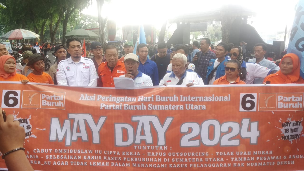 AKSI DAMAI: Sejumlah elemen buruh di Sumut dan Medan melakukan aksi damai di DPRD Sumut pada peringatan hari buruh.