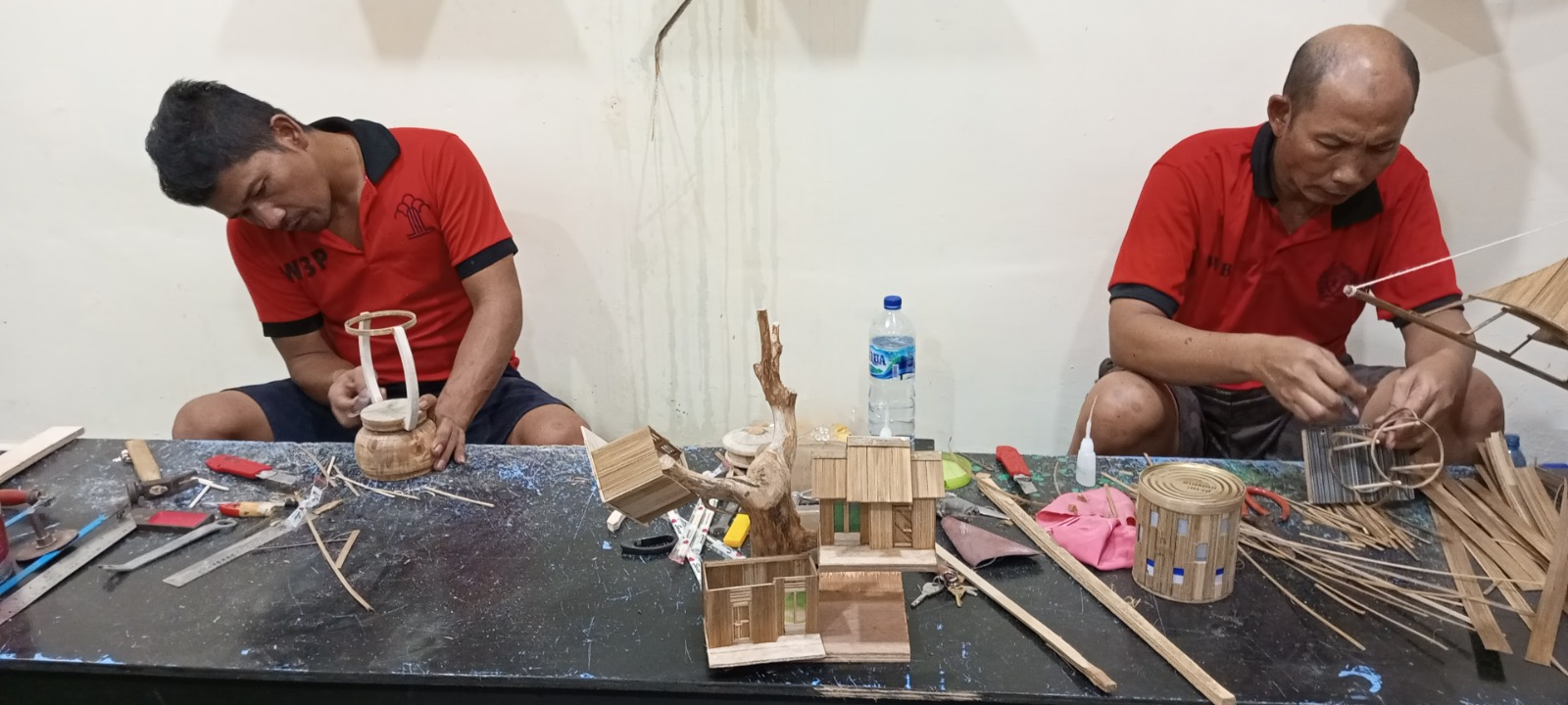 KERAJINAN:  Dua WBP Lapas I Medan, membuat kerajinan lampu patromax berbahan kayu. (Humas Lapas Kelas I Medan/Sumut Pos)