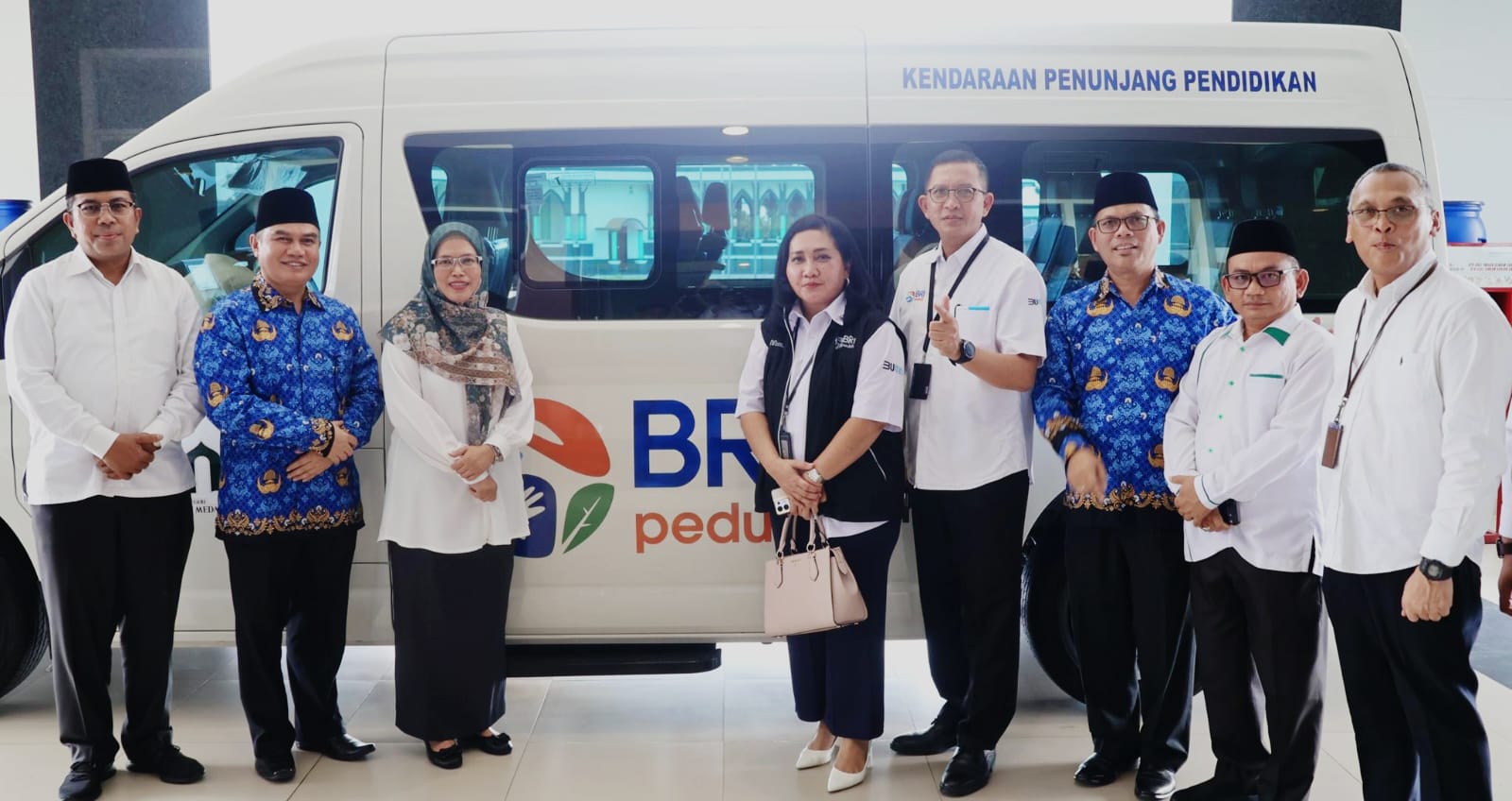 CSR BRI: Rektor UIN Sumatera Utara Prof Dr Nurhayati MAg (3 kiri) menerima satu unit mobil CSR dari BRI.ISTIMEWA.