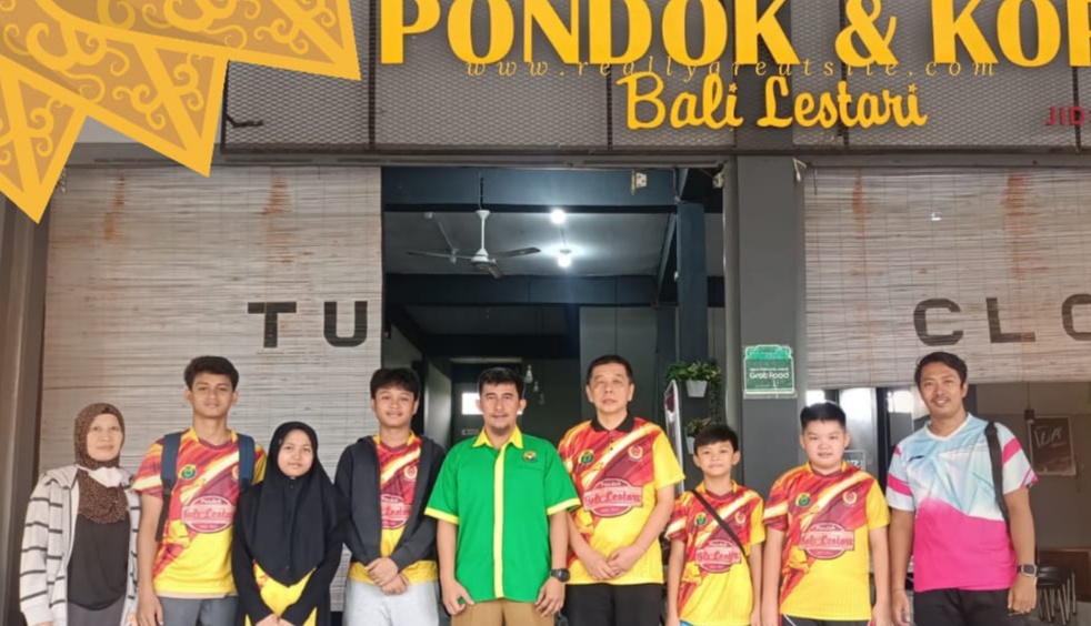 LEPAS : Ketua Pengkot PBSI Kota Tebingtinggi Gho Kian Tjai ketika melepas atlit PBSI untuk mengikuti Kejuaraan Swasta Nasional ABC Pro Open 2024 di Kota Medan.