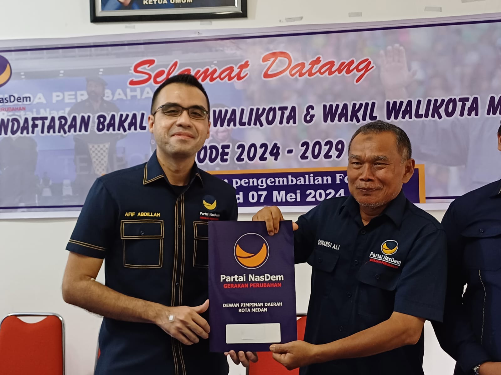 Ketua DPD Partai NasDem Kota Medan, Afif Abdillah saat mengambil formulir pendaftaran penjaringan Bakal Calon Wali Kota Medan