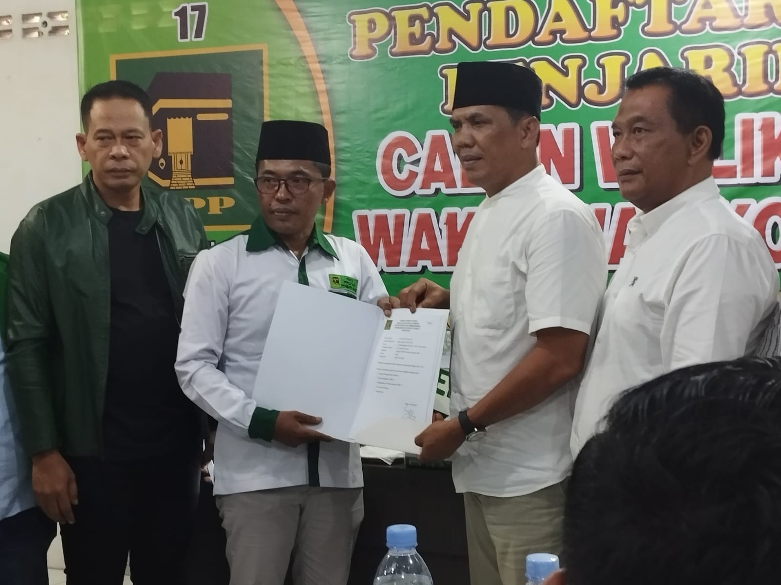 MENDAFTAR: H Zainuddin Purba (dua dari kanan) mendaftar sebagai Bacalon Wali Kota Binjai ke DPC PPP Binjai.