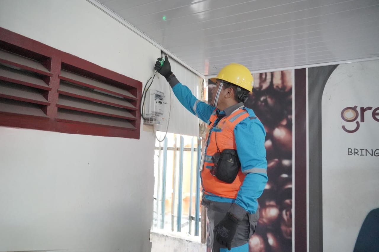 Petugas pelayanan teknik PLN Unit Layanan Pelanggan (ULP) Helvetia sedang memeriksa kwh meter pelanggan berdasarkan laporan gangguan di aplikasi Yantek Mobile.