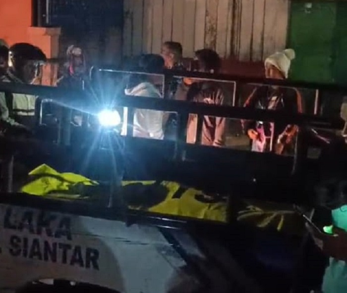 OLAH TKP: Polisi melakukan olah TKP dan mengevakuasi korban lakalantas.