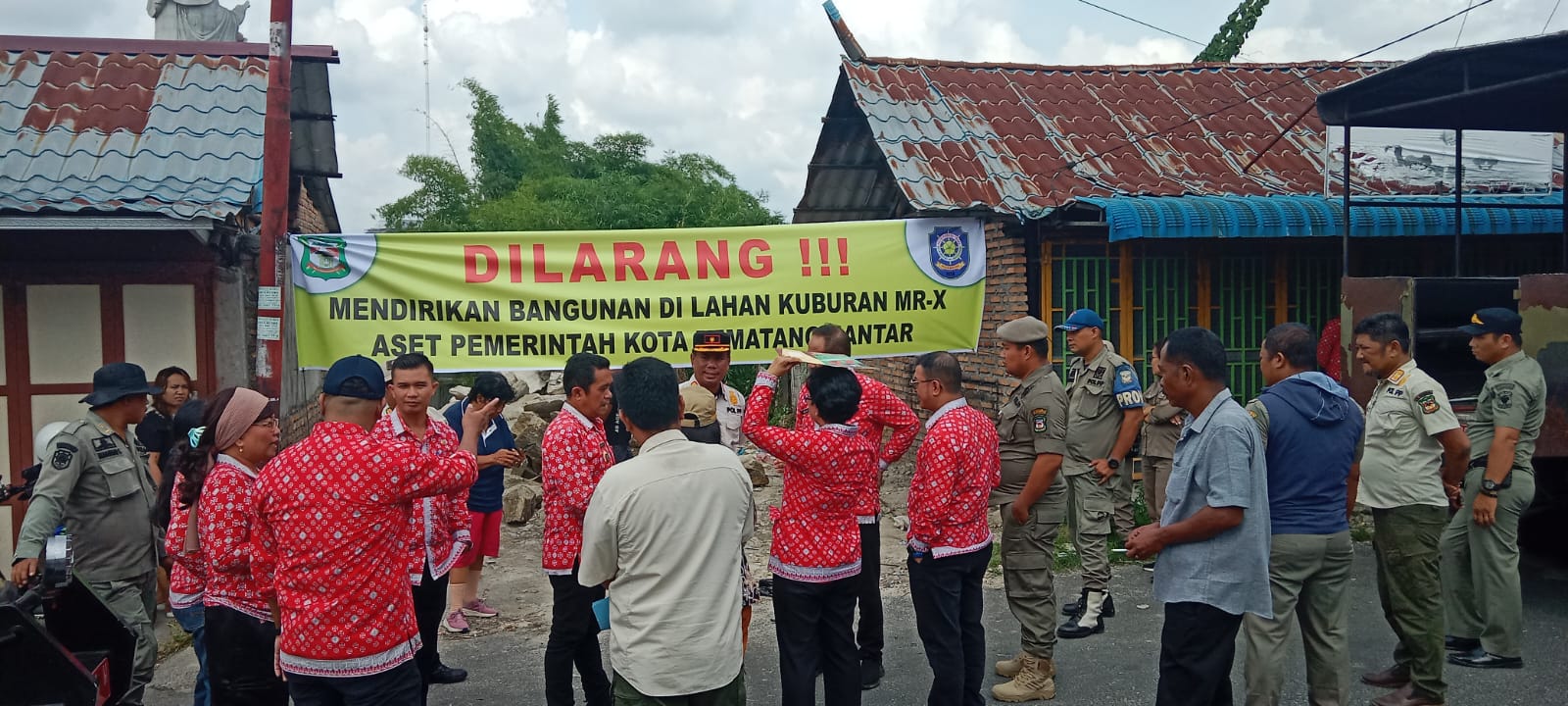 DILARANG: Pemko Siantar memasang spanduk di lahan MR X, terkait pelarangan pembangunan.