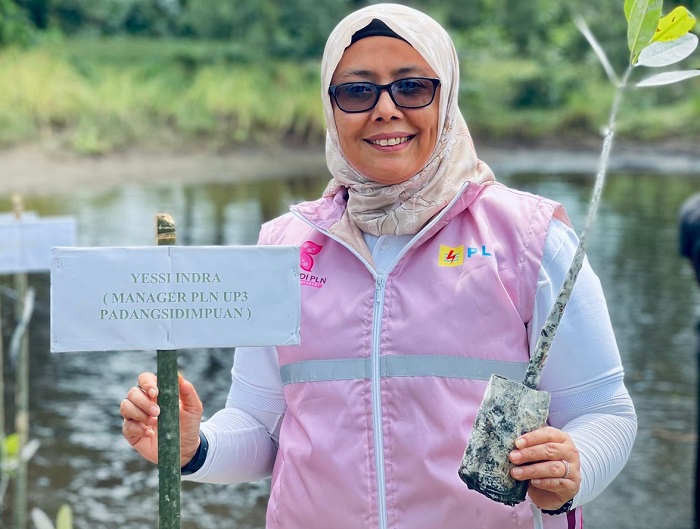 Yessi Indra, Manager PLN UP3 Padang Sidempuan dan juga Champion Srikandi PLN UID Sumatera Utara ikut dalam aksi tanam 100 bibit Mangrove di Pantai Muara Opu.