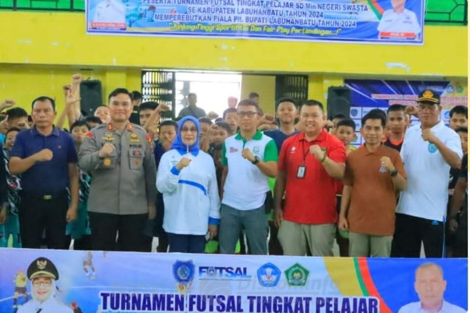 BUKA: Plt Bupati Labuhanbatu  Ellya Rosa Siregar membuka turnamen futsal tingkat pelajar SD dan SMP Negeri/Swasta se- Kabupaten Labuhanbatu. (fajar)