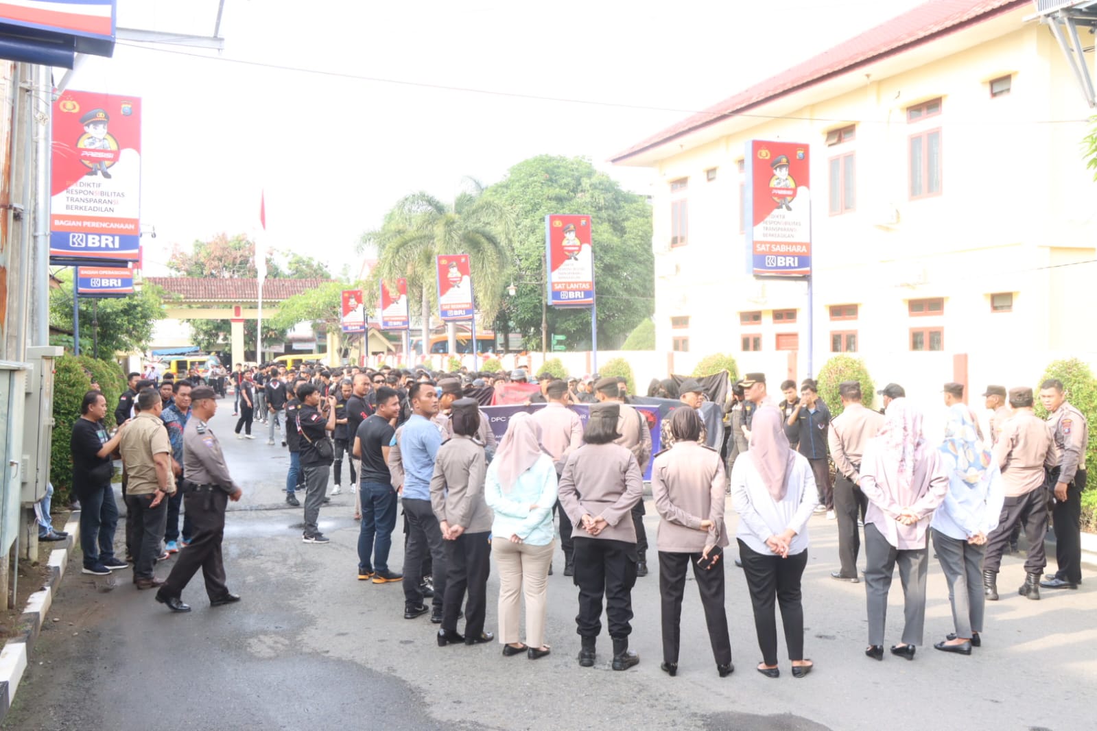 PENGHARGAAN: Massa aksi damai dari Komunitas 234 SC dan RNR saat datang ke Polres Binjai untuk memberi penghargaan atas kinerja memberantas peredaran narkotika.Humas Polres Binjai/Sumut Pos.