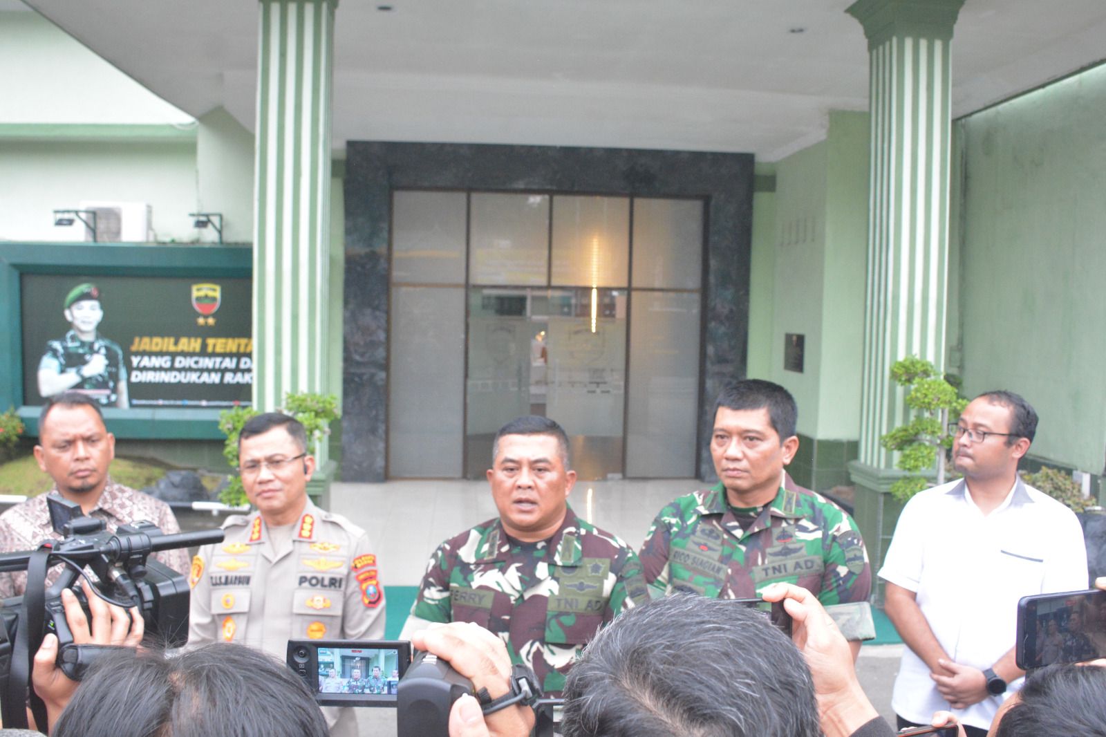 BERSAMA: Dandim 0201/Medan, Kolonel Inf Ferry Muzawwad saat temu pers bersama Kapolrestabes Medan, Kombes Pol Teddy Jhon Sahala Marbun, dan Kapendam I/BB, Kolonel Inf Rico J Siagian, di Makodim Medan.
