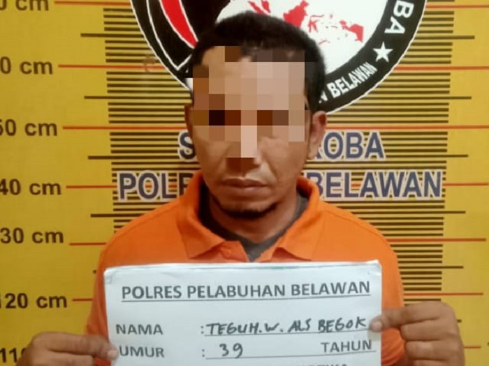 DIAMANKAN: Tersangka, Teguh saat diamankan di Sat Narkoba Polres Pelabuhan Belawan Jumat (03/05/2024).