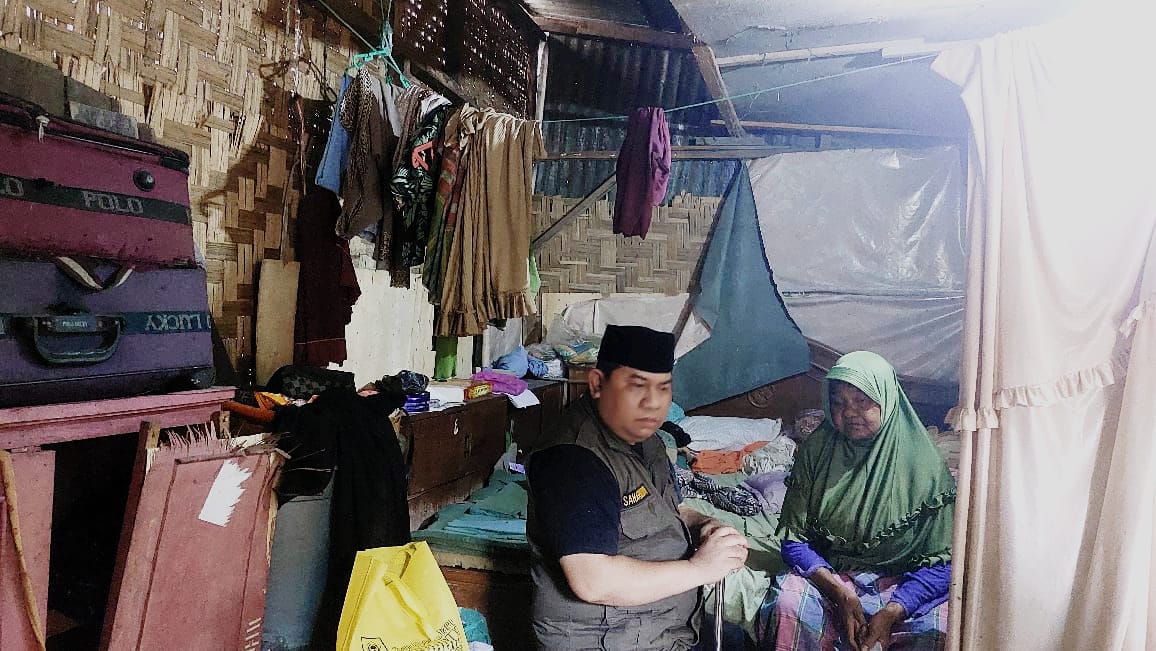 BEDAH RUMAH: Nek Tengku Burhanimah (kanan) saat dikunjungi Tim KSJ Pusat yang akan membedah rumahnya.ISTIMEWA.