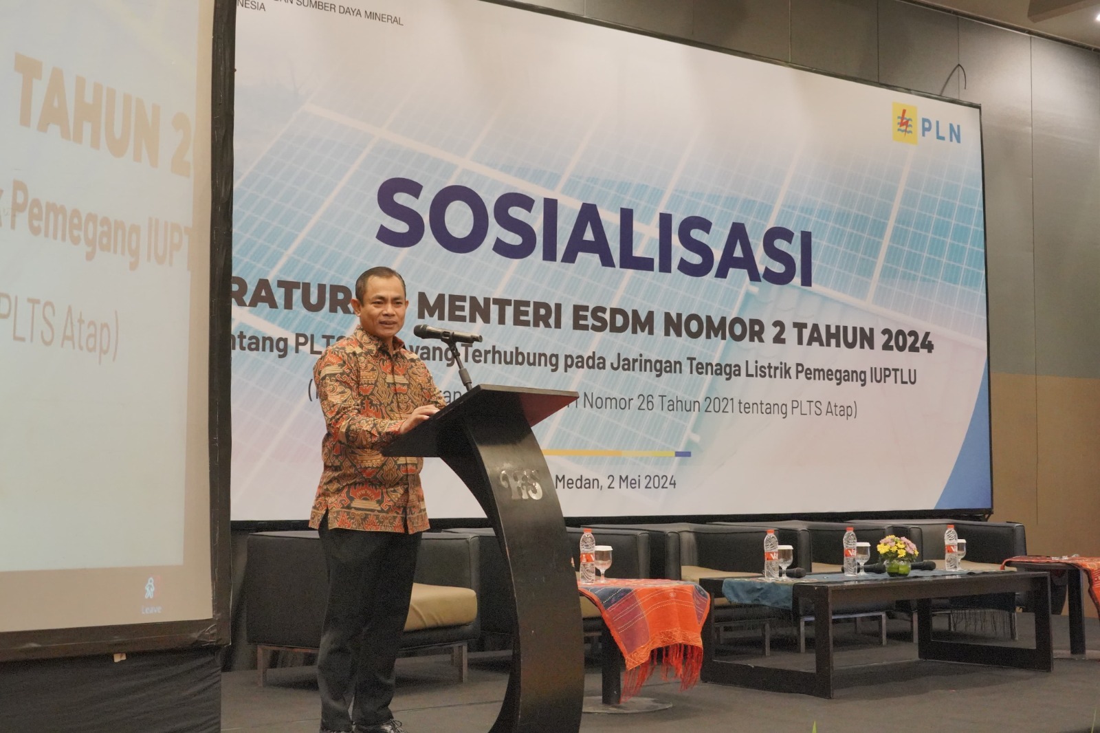 General Manager PLN UID Sumatera Utara, Saleh Siswanto memberikan sambutan dalam acara sosialisasi peraturan menteri ESDM Nomor 2 Tahun 2024, di Santika Dyandra Hotel Medan, Sumatera Utara pada (2/5).