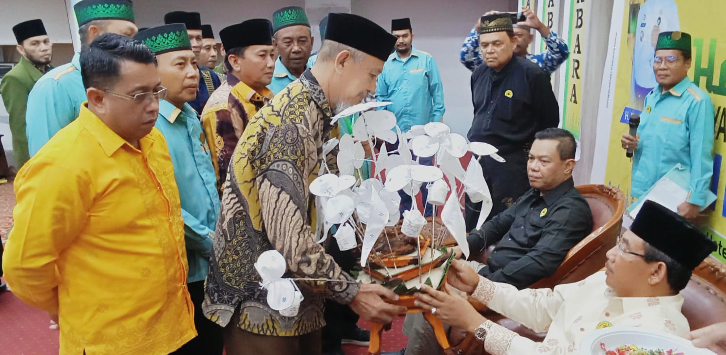 TEPUNG TAWAR: Dr H Ismail Effendi MSi menepungtawari Ketua Umum PB MABMI Prof Dr H OK Saidin MHum (kanan) dan Pj Bupati Batubara H Nizhamul SE MM di Hotel Madani Medan, Ahad (5/5).DEDDI MULIA PURBA.